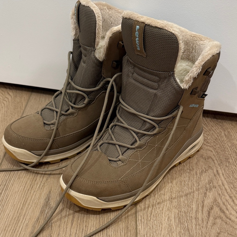 Lowa Women’s Tan Snow Boots with Fur Lining